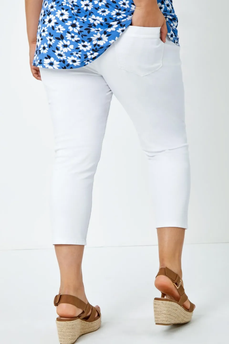 Jeans & Jeggings>Roman White Curve Elastic Waist Cropped Denim Jeggings