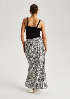 Skirts><noscript><img width=