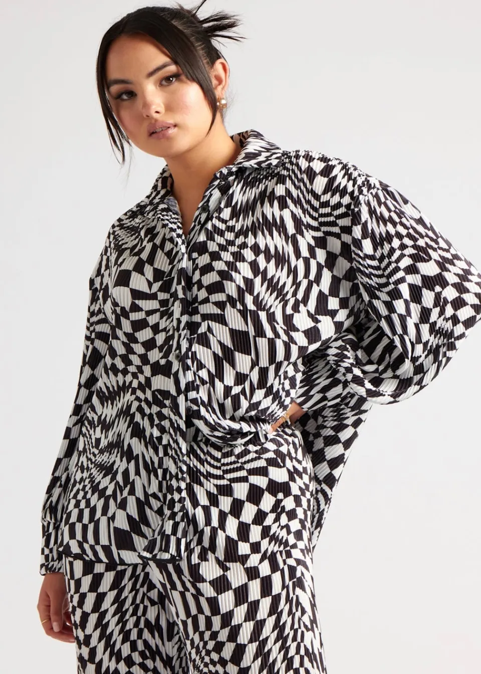 Tops>Urban Bliss Black Geometric Plisse Oversized Shirt