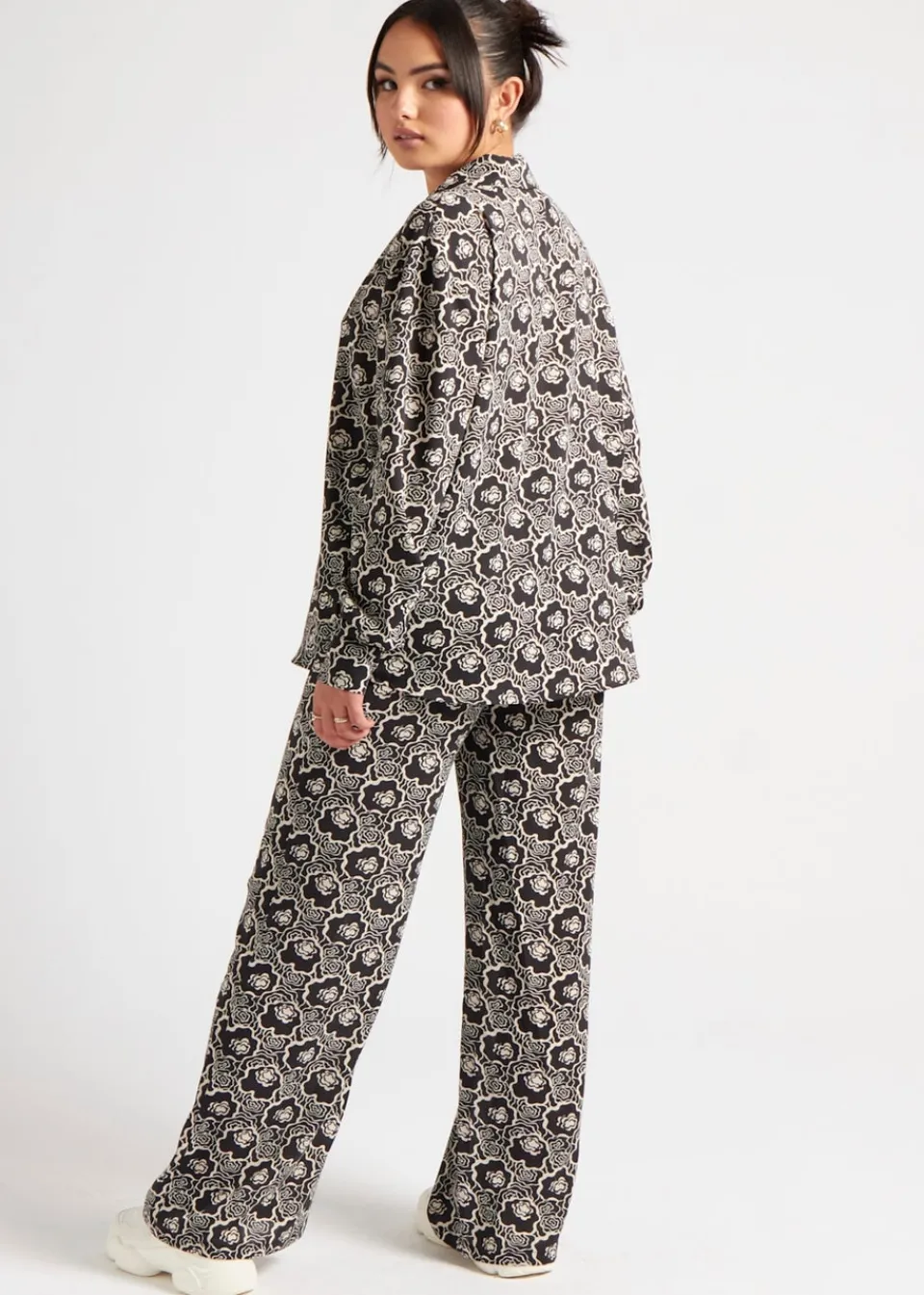 Tops>Urban Bliss Black Stencil Floral Oversized Shirt