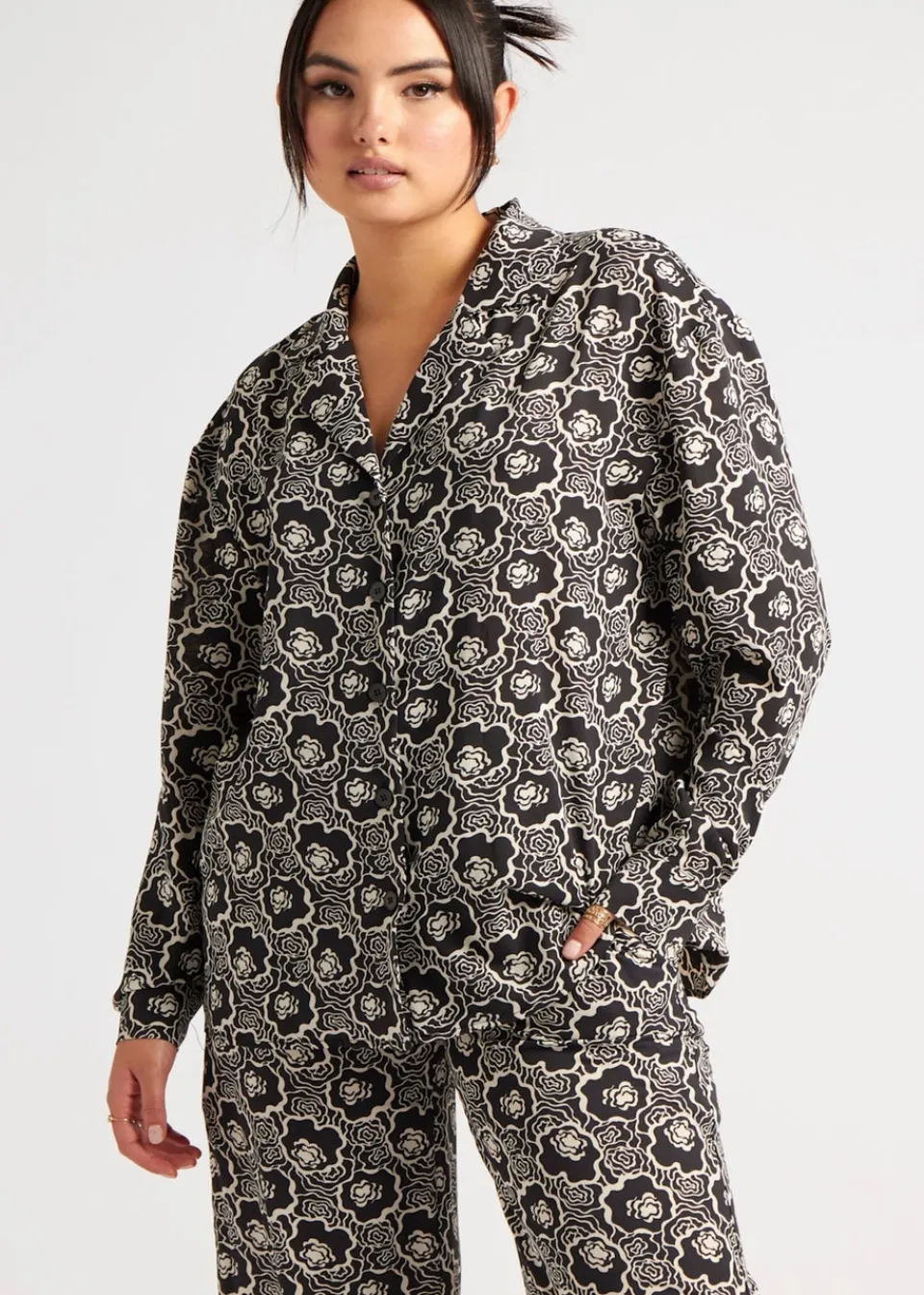 Tops>Urban Bliss Black Stencil Floral Oversized Shirt