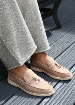 Footwear><noscript><img width=