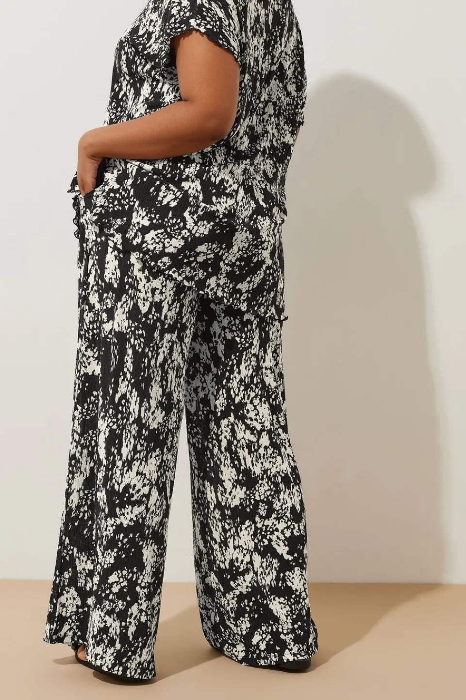 Trousers>YOURS Curve Black Abstract Print Plisse Wide Leg Trousers