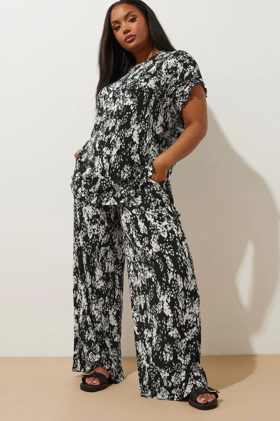 Tops>YOURS Curve Black Abstract Print Plisse Top