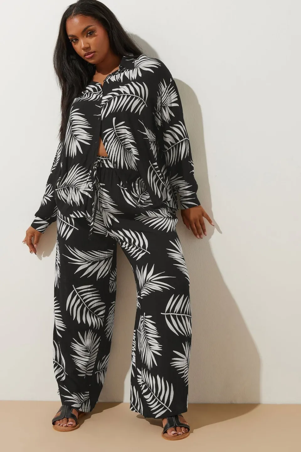 Tops>YOURS Curve Black & White Palm Print Crinkle Shirt