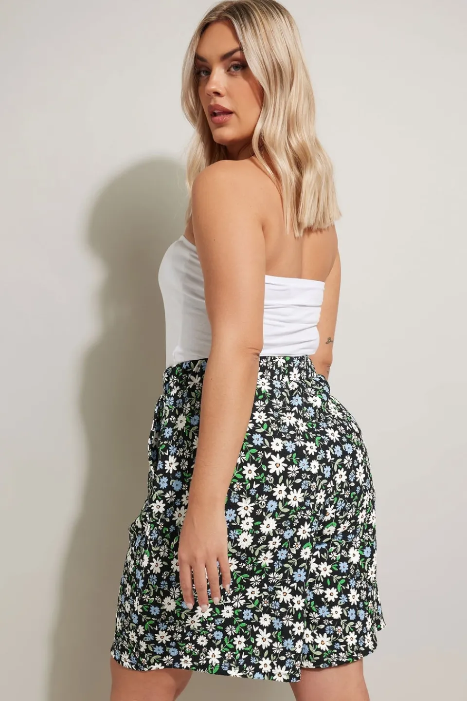 Shorts>YOURS Curve Black Ditsy Floral Textured Shorts