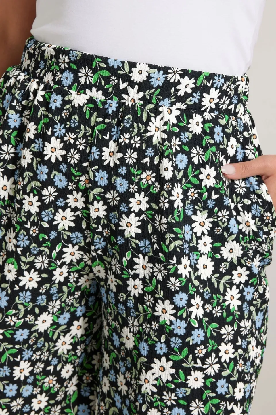 Shorts>YOURS Curve Black Ditsy Floral Textured Shorts