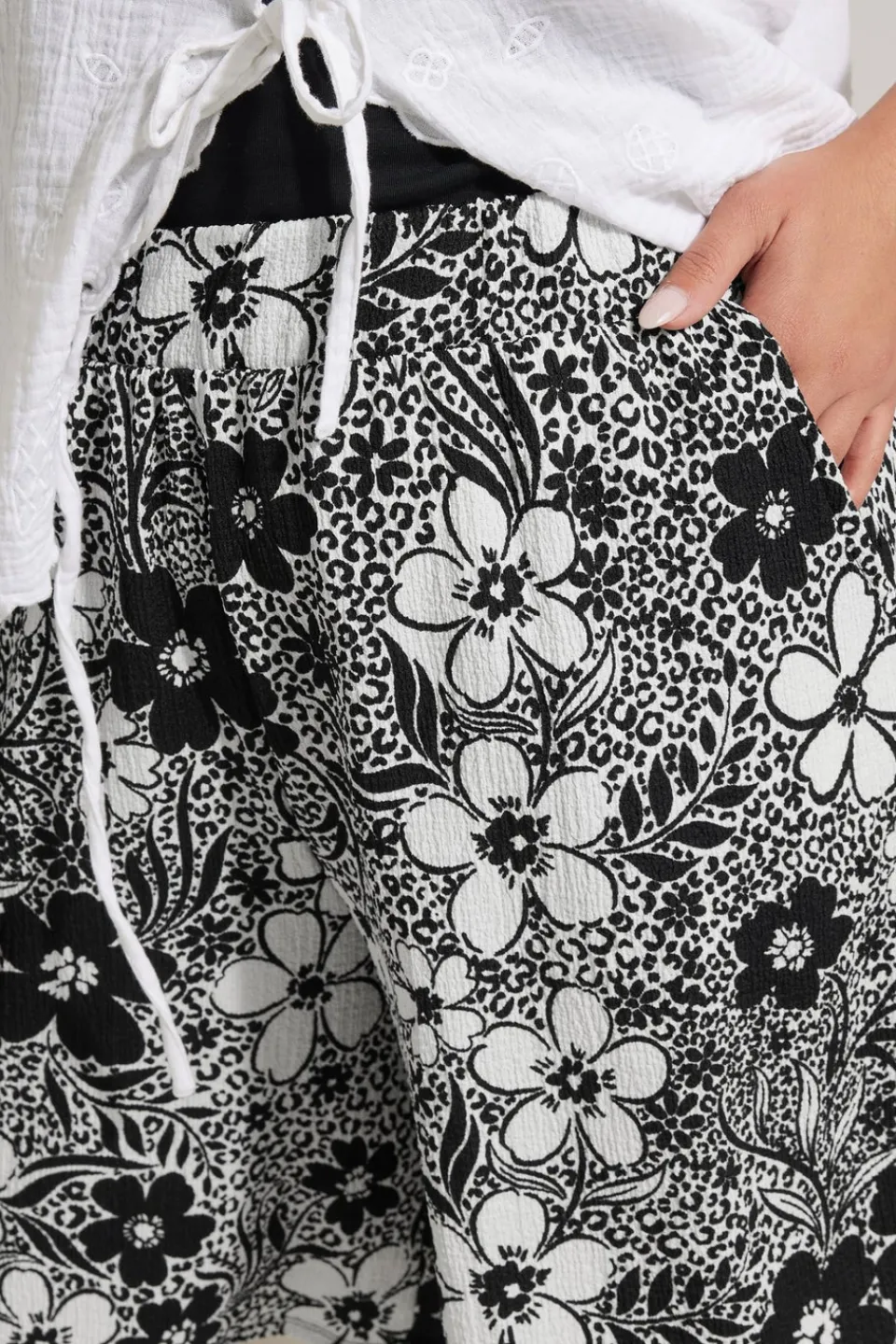 Shorts>YOURS Curve Black Floral Textured Shorts