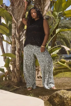 Trousers><noscript><img width=