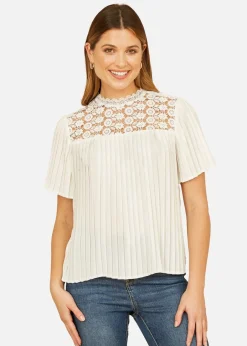 T-Shirts>Yumi White Lace Panel Pleated Short Sleeve Top